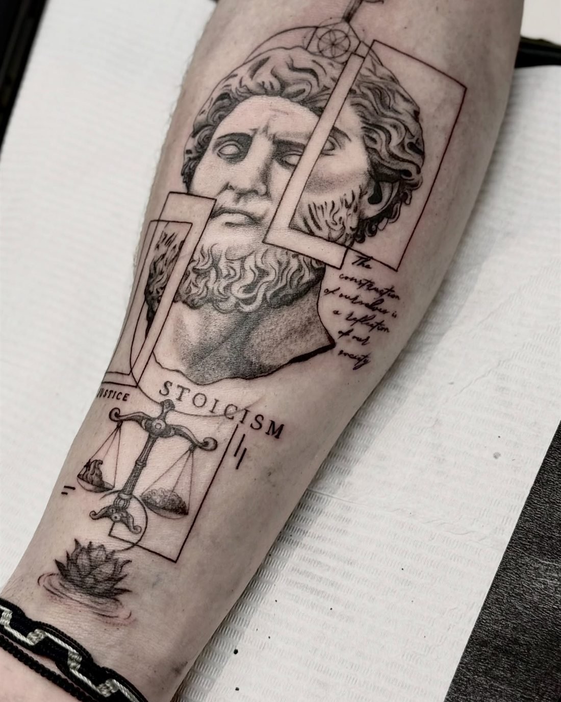 Tatouage d’un buste antique brisé, composition sur le stoïcisme
