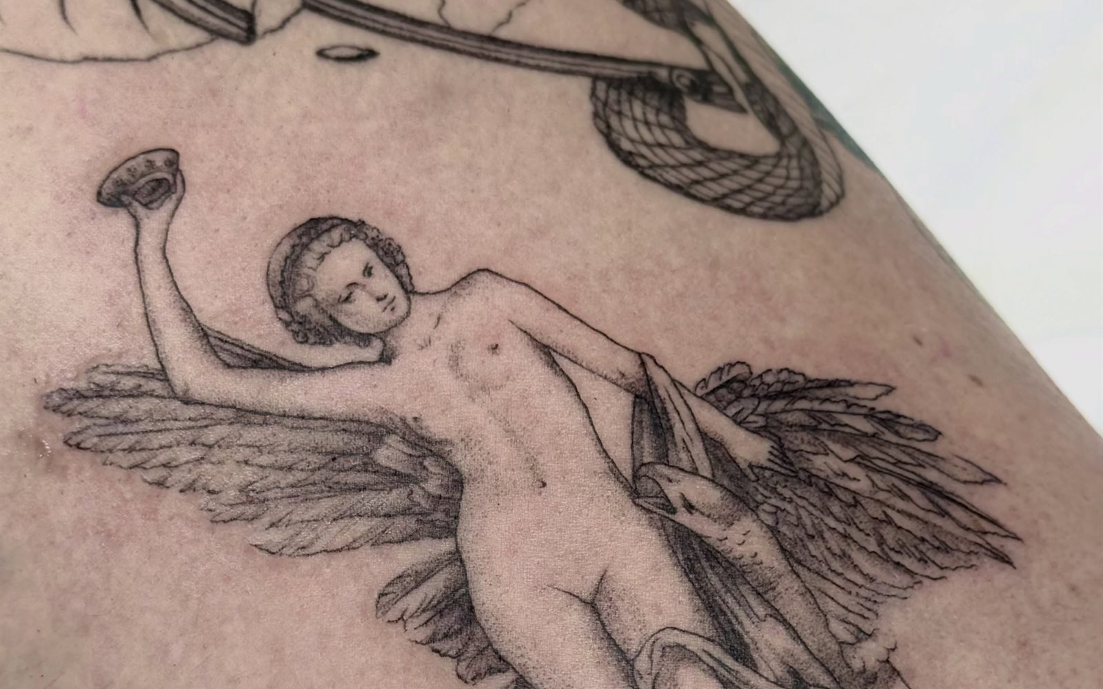 Tatouage de Léda et le cygne, en trait fin