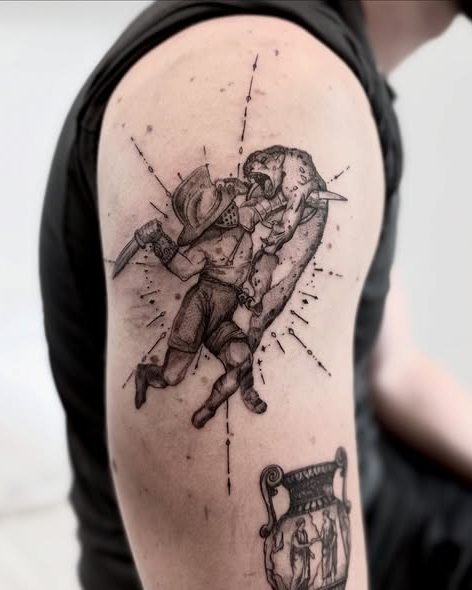 Tatouage d’une divinité antique tenant une coupe, sur l’épaule