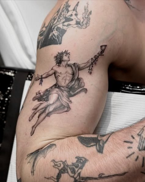 Tatouage d’un hoplite en combat au-dessus d’un vase grec