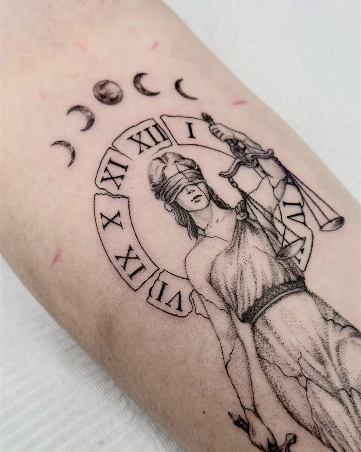 Tatouage de Thémis, déesse de la justice, réalisé par Jade