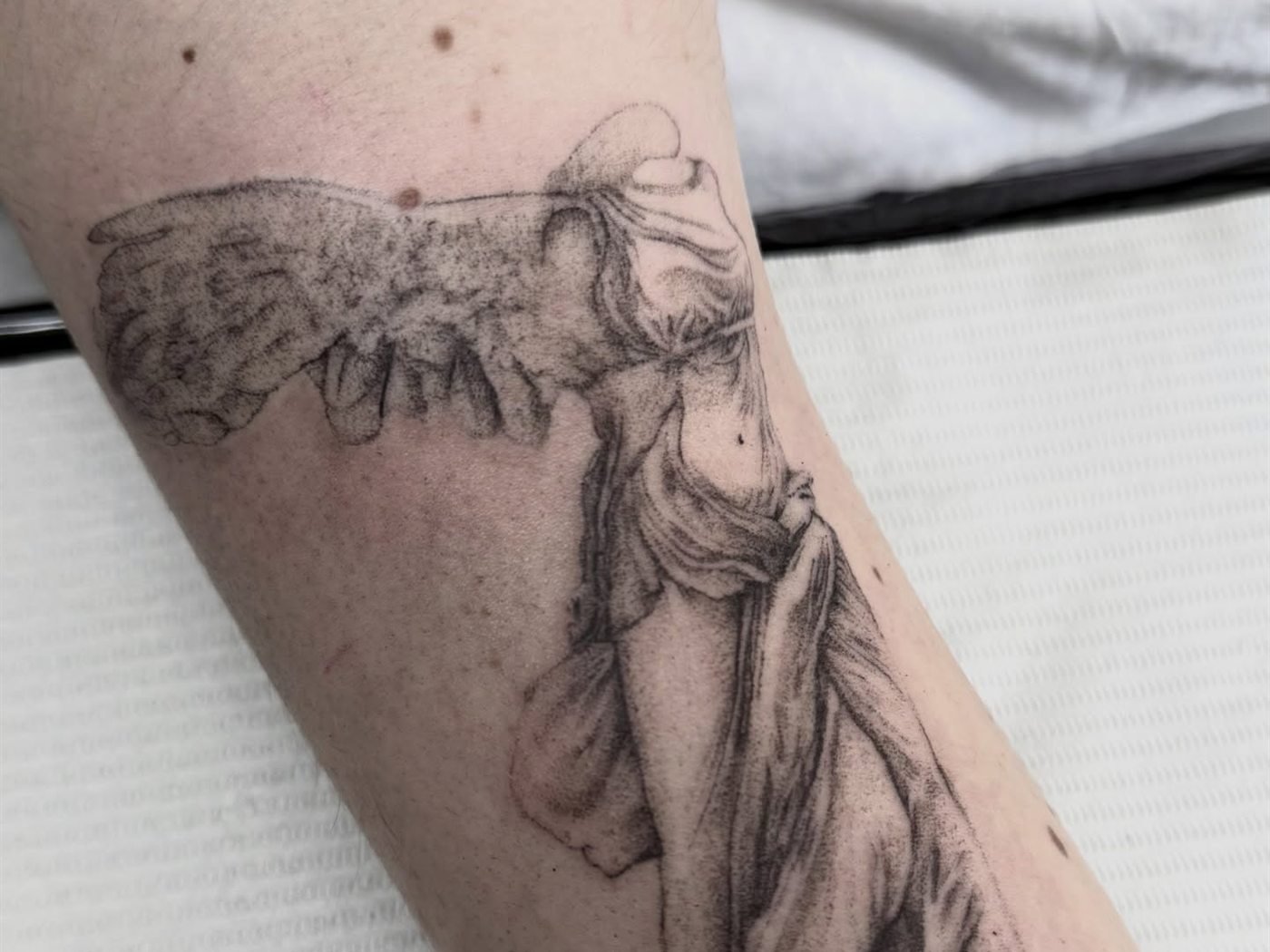Tatouage de la Victoire de Samothrace, exemple de semi-réalisme